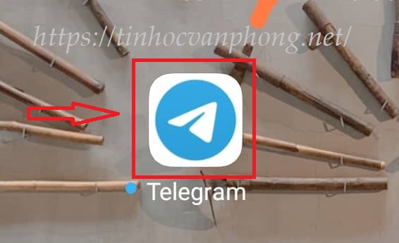 Nhấn vào biểu tượng Telegram trên điện thoại